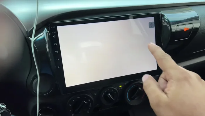 Seguir las instrucciones en pantalla para calibrar la pantalla táctil.