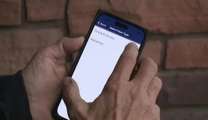 Selecciona el método de pago (tarjeta o Apple Pay).