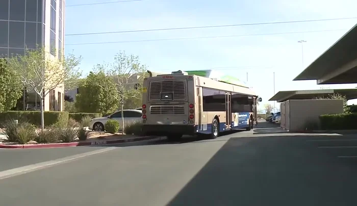 Al subir al autobús, muestra tu pase digital al conductor.