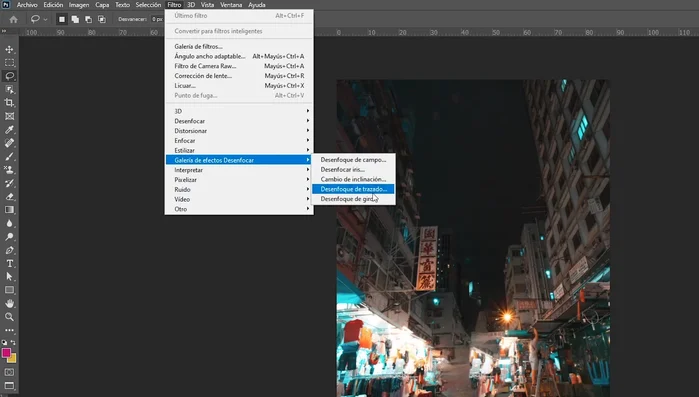 Aplicar el filtro 'Desenfoque de trazado' (Filtro > Galería de filtros > Desenfocar > Desenfoque de trazado).