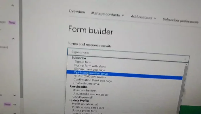Configurar el correo electrónico de bienvenida ('Welcome email') para enviar el regalo (ebook, PDF, etc.) al usuario después de confirmar la suscripción. Enlazar el documento en Google Drive al texto del email.