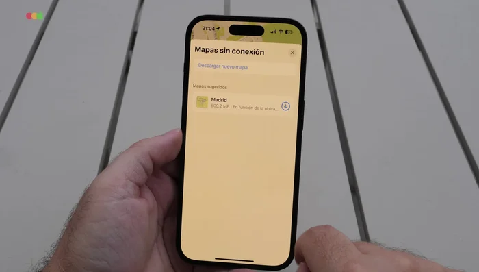 Busca la opción de 'Mapas y conexión'.