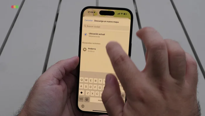 Busca la opción de 'Mapas y conexión'.