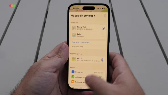 Puedes planificar rutas, buscar puntos de interés (restaurantes, tiendas, museos, etc.), y utilizar el transporte público.