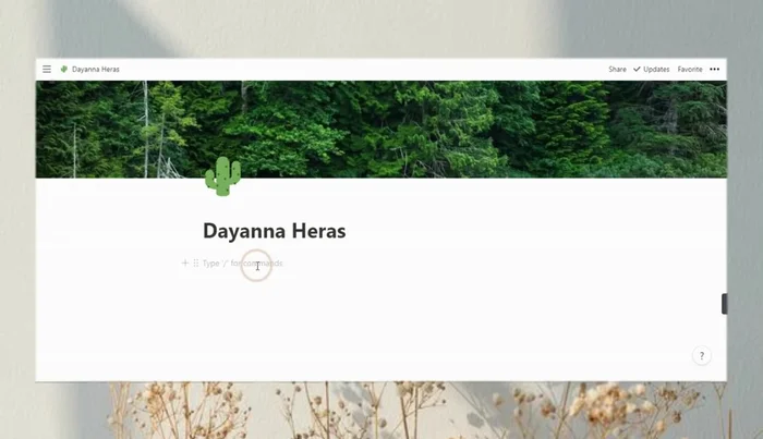Utiliza la barra oblicua '/' para acceder a las opciones de creación de elementos (texto, títulos, listas, tablas, etc.).