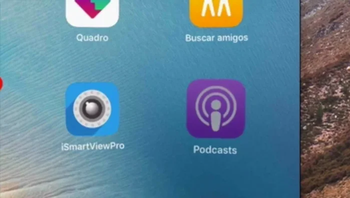 Busca la aplicación 'Podcast' en la App Store y descárgala.