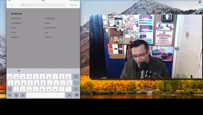Busca la aplicación 'Podcast' en la App Store y descárgala.