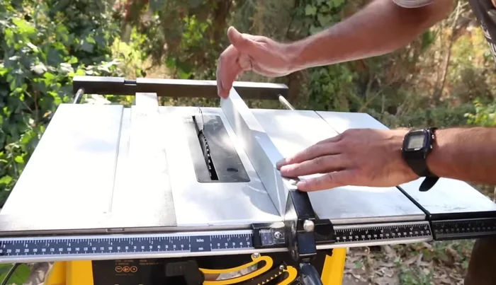 Asegurarse de que la pieza de madera tenga una cara perfectamente recta para apoyarla en el tope paralelo.