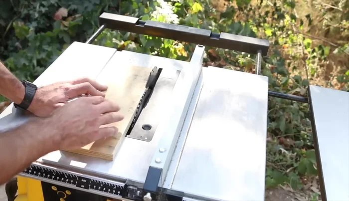 Asegurarse de que la pieza de madera tenga una cara perfectamente recta para apoyarla en el tope paralelo.