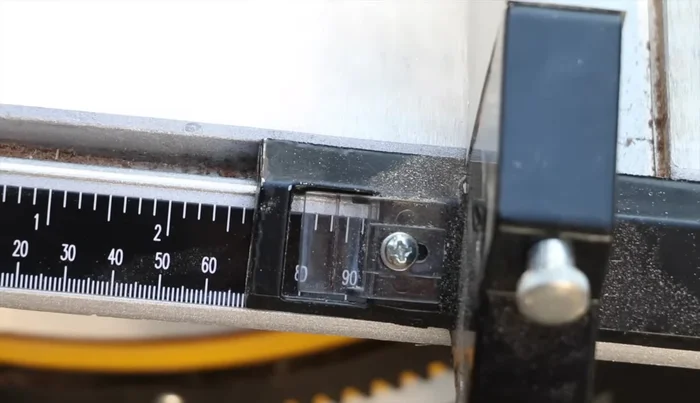 Asegurarse de que la pieza de madera tenga una cara perfectamente recta para apoyarla en el tope paralelo.