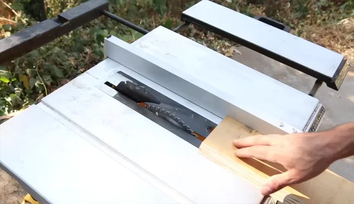 Realizar el corte, ejerciendo presión hacia abajo y hacia el costado. Mantener las manos alejadas de la hoja y utilizar los palillos auxiliares.