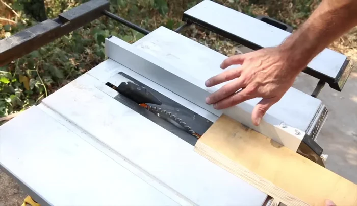 Realizar el corte, ejerciendo presión hacia abajo y hacia el costado. Mantener las manos alejadas de la hoja y utilizar los palillos auxiliares.