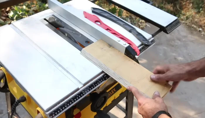 Realizar el corte, ejerciendo presión hacia abajo y hacia el costado. Mantener las manos alejadas de la hoja y utilizar los palillos auxiliares.