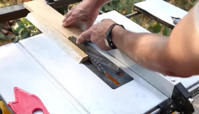 Alejar los sobrantes de madera de la hoja una vez finalizado el corte.