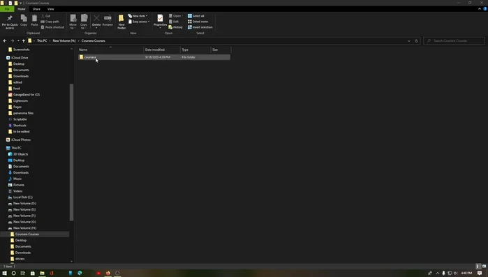 Crea un archivo `dl.conf` en la carpeta donde guardarás los materiales del curso. Pega tu nombre de usuario y contraseña, y el valor 'c_auth' copiado anteriormente, en el formato especificado en el archivo de ejemplo (enlace en la descripción del vídeo de YouTube).