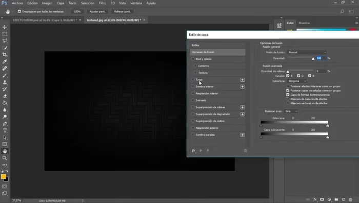 Ir a Opciones de Fusión y activar el Trazo. Ajustar el grosor del trazo (en este caso, 6%, pero depende del proyecto). Elegir un color para el trazo (blanco en este ejemplo).