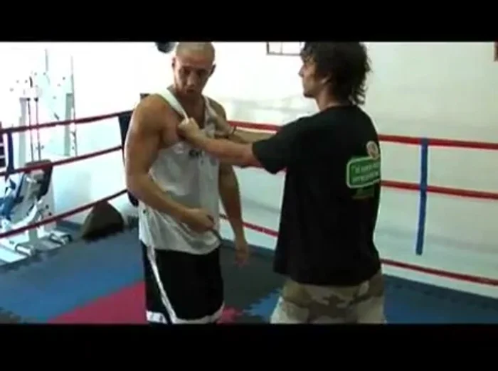 Dar una patada en la rodilla.