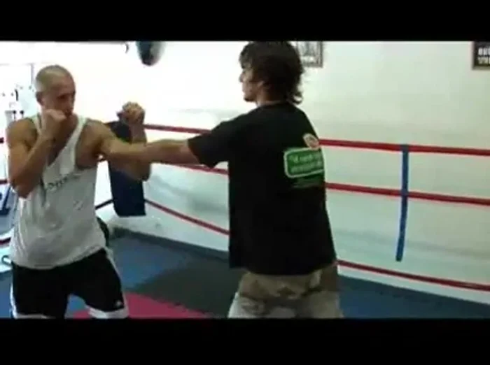 Dar una patada en la rodilla.