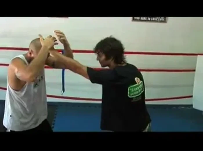 Golpear el codo del atacante con tu codo para quebrárselo.