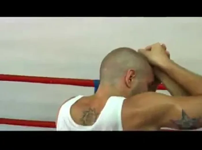 Golpear el codo del atacante con tu codo para quebrárselo.