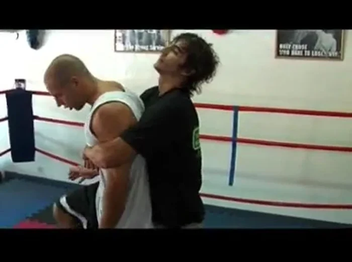 Usar los pies para romperle la rodilla y escapar.