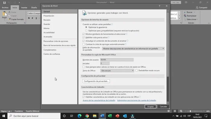 En 'Personalizar cinta de opciones', seleccionar la flecha desplegable de 'Pestañas principales'.