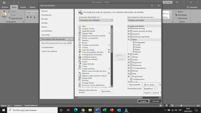 En 'Personalizar cinta de opciones', seleccionar la flecha desplegable de 'Pestañas principales'.