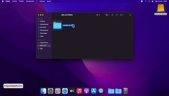 Arrastrar la aplicación descargada (desde la carpeta Descargas o Aplicaciones) a la carpeta creada en el disco externo.