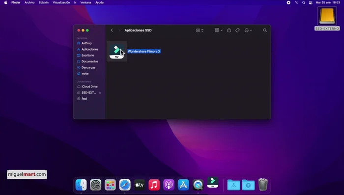 Crear un alias (acceso directo) de la aplicación ubicada en el disco externo y arrastrarlo a la carpeta Aplicaciones del Mac.