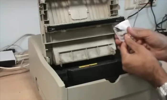 Eliminar el polvo y el tóner que pueda estar salpicado.