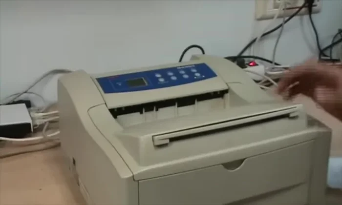 Eliminar el polvo y el tóner que pueda estar salpicado.