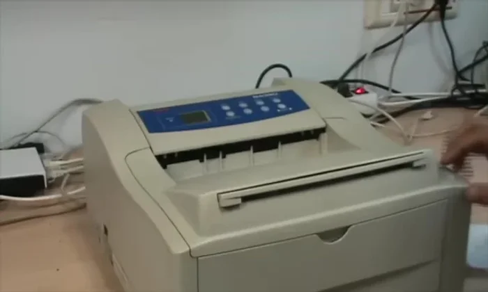 Eliminar el polvo y el tóner que pueda estar salpicado.