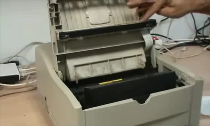 Eliminar el polvo y el tóner que pueda estar salpicado.