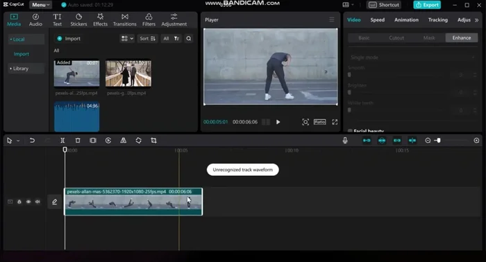 Arrastrar el video al que se le aplicará el seguimiento a la primera línea de tiempo. Ajustar la duración si es necesario.