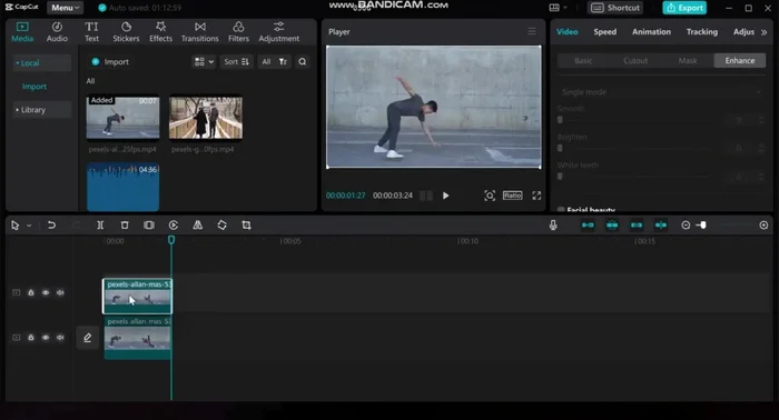 Arrastrar la copia del video a la segunda línea de tiempo, fuera del video original.