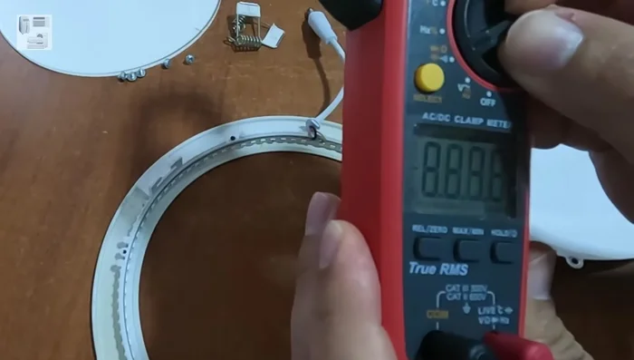 Identificar el LED (o LEDs) defectuoso(s) dentro del grupo de cinco que no muestra lectura en el amperímetro.