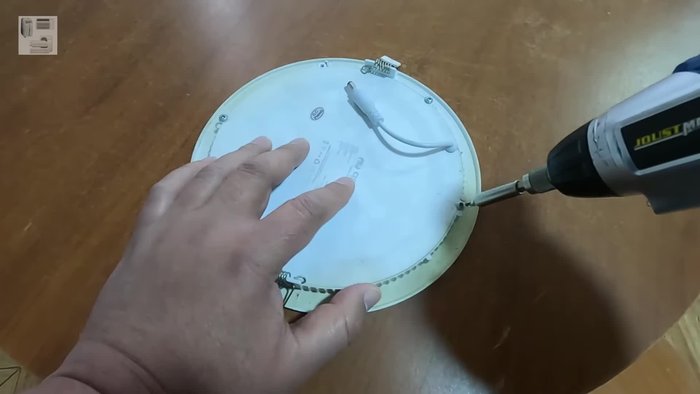 Revisar visualmente los LEDs. Identificar los LEDs que estén oscuros o con daños visibles.