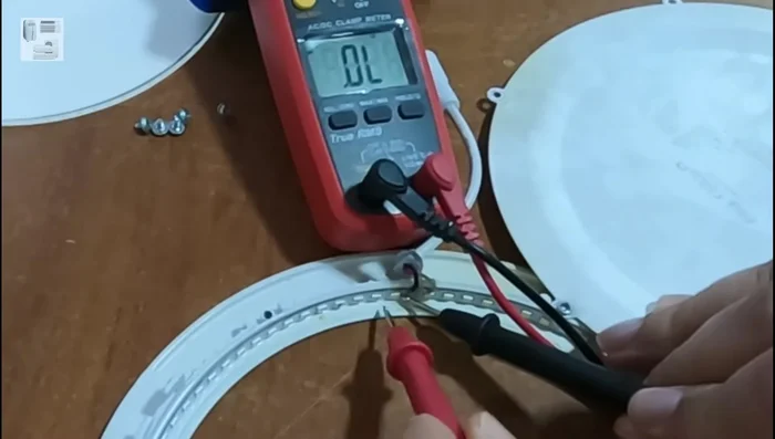 Identificar el LED (o LEDs) defectuoso(s) dentro del grupo de cinco que no muestra lectura en el amperímetro.