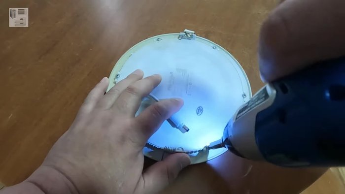 Revisar visualmente los LEDs. Identificar los LEDs que estén oscuros o con daños visibles.