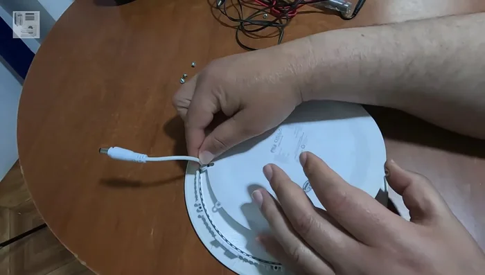 Volver a armar la lámpara LED.