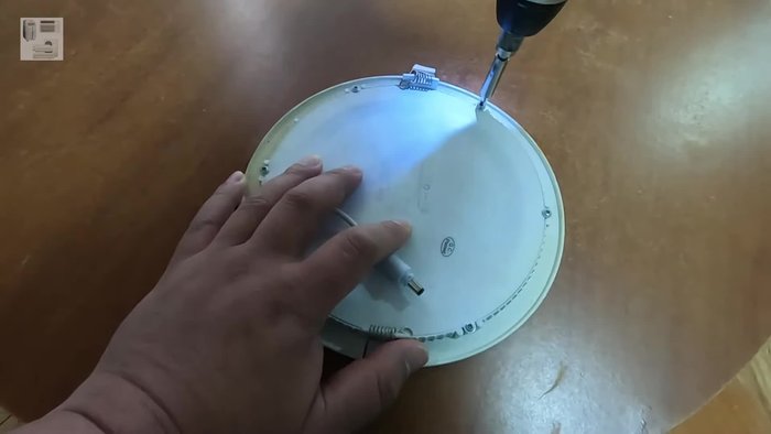 Revisar visualmente los LEDs. Identificar los LEDs que estén oscuros o con daños visibles.