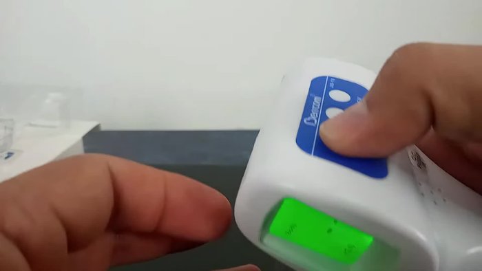 Para medir la temperatura ambiente, simplemente apunta el termómetro hacia el espacio que deseas medir.