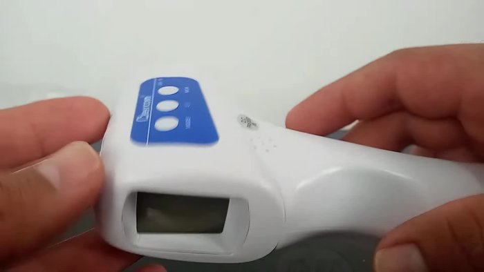 Para medir la temperatura ambiente, simplemente apunta el termómetro hacia el espacio que deseas medir.