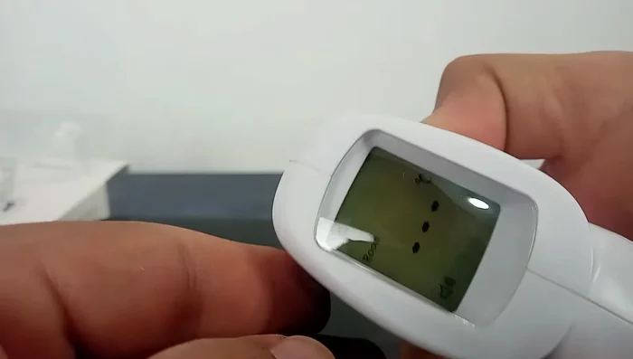 Para medir la temperatura ambiente, simplemente apunta el termómetro hacia el espacio que deseas medir.