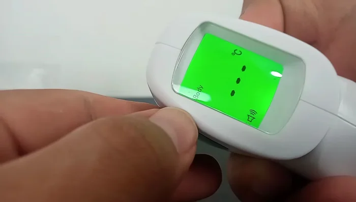 Para medir la temperatura ambiente, simplemente apunta el termómetro hacia el espacio que deseas medir.