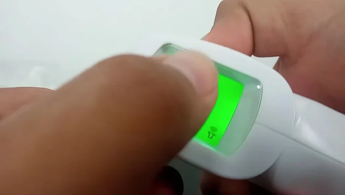 Presiona el primer botón firmemente para cambiar entre Celsius y Fahrenheit.