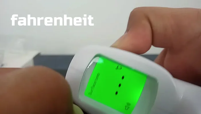 Presiona el primer botón firmemente para cambiar entre Celsius y Fahrenheit.