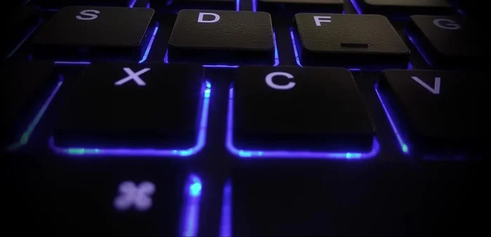 Explicación de la compresión entre cuadros para videos, donde solo se almacenan los cambios entre cuadros para ahorrar espacio.