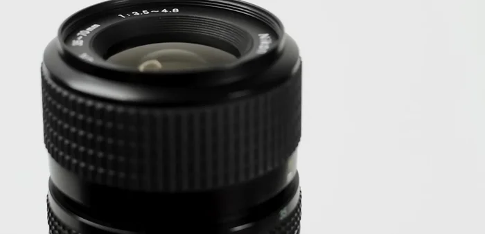 Mención de la compresión sin pérdida en multimedia (FLAC, PNG) y la poca frecuencia de la compresión sin pérdida en video para consumidores.