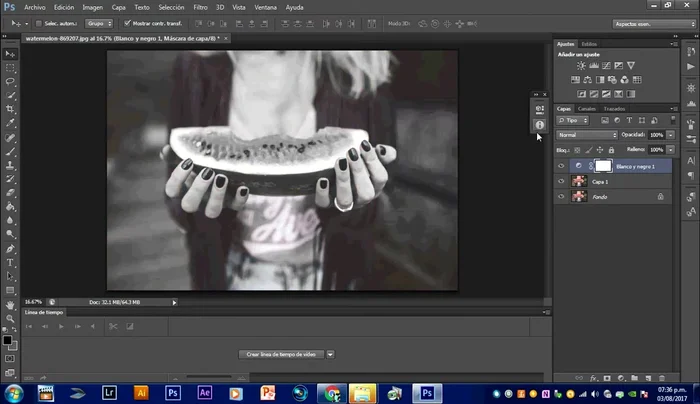Convertir la capa duplicada a blanco y negro. Puedes hacerlo desde Ajustes > Blanco y Negro o Imagen > Ajustes > Blanco y Negro.
